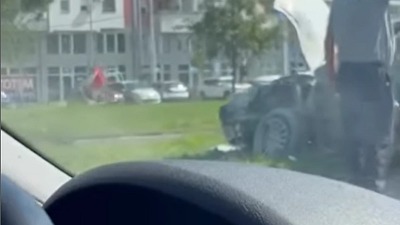 DOKLE? Vozio u kontra smeru i zakucao se u kombi (VIDEO)
