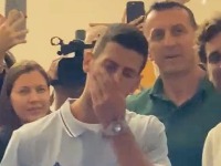 "Kidam kao Nole": Đoković plakao i pre izlaska na balkon (VIDEO)