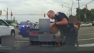 Policajac heroj zahvatom spasio dete (VIDEO)