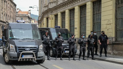 OPSADNO STANJE U ŽIVINICAMA Policija sa dugim cevima upala u Gradsku upravu, eko ko je META