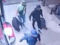 Kopači tunela sa kapama nose džakove (VIDEO)