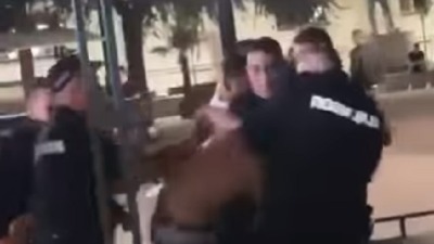 Dvojica mladića se potukla sa policijom (VIDEO)
