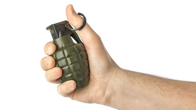 Užas u Leskovcu: Sa bombom u ruci nasrnuo na suprugu