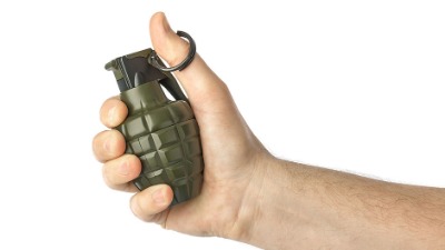 Bacio ručnu bombu u dvorište porodične kuće, pa pobegao