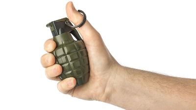 Žena u dvorištu pronašla bombu s izvučenim osiguračem! Sumnja se da je u pitanju upozorenje