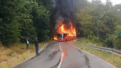 IZGOREO autobus kod Ripnja (VIDEO)