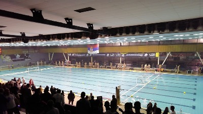 "Gipsana ploča pala u bazen dok su deca plivala"
