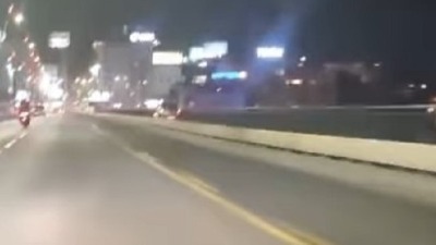 BAHATO Vozio po pešačkoj stazi na Brankovom mostu (VIDEO)