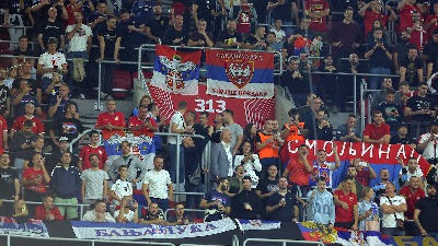 Srbi masovno skidaju Englezima zastave u Nemačkoj (FOTO)
