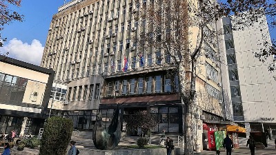 SUMNJIVE OSOBE bez legitimacije ne dozvoljavaju građanima da uđu u zgradu Opštine Zvezdara