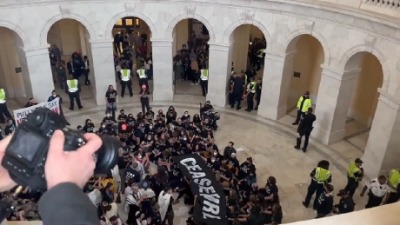 Demonstranti ušli u Kapitol Hil (VIDEO)
