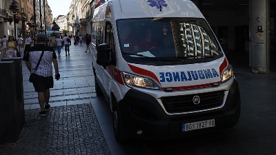 Pešak podleteo pod točkove autobusa (FOTO)