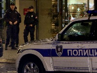 Obračun u Beogradu: Mladić upucan u sačekuši ispred zgrade