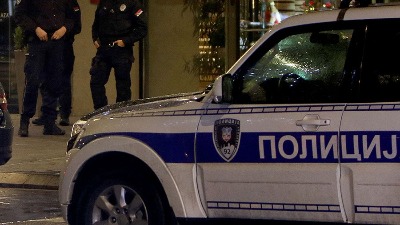 Obračun u Beogradu: Mladić upucan u sačekuši ispred zgrade