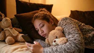Gledanje u telefon otežava uspavljivanje - istina ili mit?