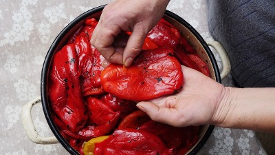 Pečene paprike bez muke: Trik koji skida ljusku dok trepnete