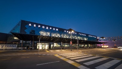 Evakuisano i 14 beba: Avion iz Dubaija sleteo u Beograd