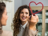 Lepi ste sebi u ogledalu, ali RUŽNI na fotografijama? Nauka ima šokantno objašnjenje