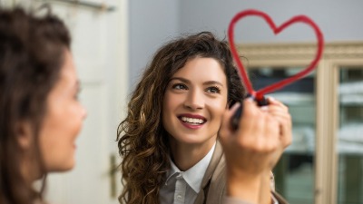 Lepi ste sebi u ogledalu, ali RUŽNI na fotografijama? Nauka ima šokantno objašnjenje