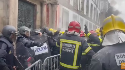 Dosad neviđeno: Tukli se policajci i vatrogasci (VIDEO)