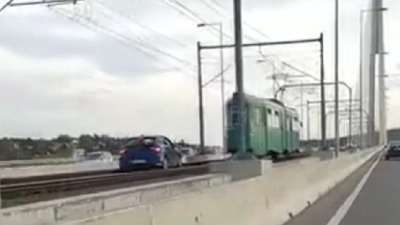 Vožnja tramvajskim šinama preko mosta na Adi (VIDEO)