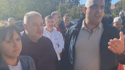 Predsednik opštine Mladenovac i članovi SNS ne daju opoziciji da postavi štandove (VIDEO)
