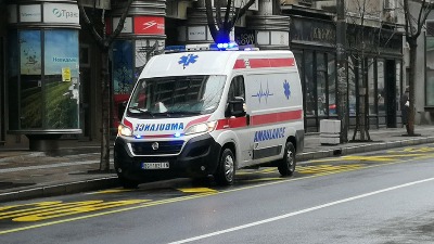 Sudar tramvaja i auta kod ETF, vozač ne može da izađe iz vozila