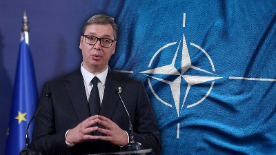 NATO "tapše" Vučića po ramenu
