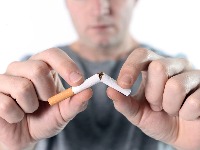 Stavio KAVEZ na glavu da bi ostavio CIGARETE: Supruga čuva KLJUČ - ljudi gledaju i ne veruju (VIDEO) 