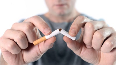 Stavio KAVEZ na glavu da bi ostavio CIGARETE: Supruga čuva KLJUČ - ljudi gledaju i ne veruju (VIDEO) 