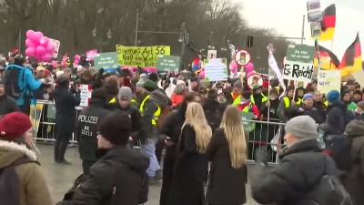 Berlin BLOKIRAN: Hiljade ljudi na protestu (VIDEO)