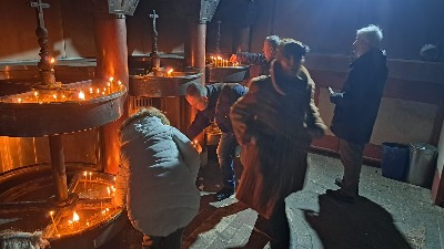 Tišina, tuga i sveće za ubijenog Olivera Ivanovića (VIDEO)