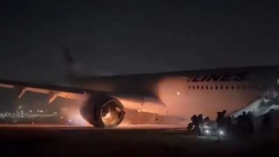 Putnici za 90 sekundi evakuisani iz zapaljenog aviona (VIDEO)