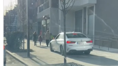 Nije hteo da čeka semafor, pa krenuo trotoarom (VIDEO)