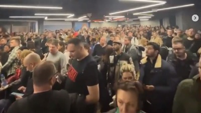 Haos na aerodromu: 800 ljudi na malom prostoru (VIDEO) 