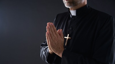 Sveštenik se ZALJUBIO: Napušta službu posle 23 godine