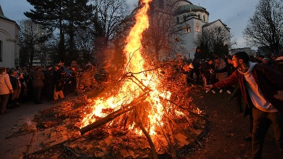Vernici paljenjem badnjaka obeležili Badnje veče (FOTO)