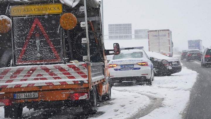 SNEG BLOKIRAO SRBIJU! Kamioni, autobusi i drveće na putu, Šumadija pod snežnim haosom! (FOTO, VIDEO)