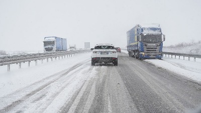 Sneg paralisao saobraćaj u Srbiji (FOTO, VIDEO)