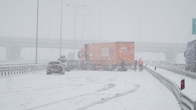 Kamion proklizao i preprečio put: Sneg PARALISAO puteve širom Srbije (FOTO)