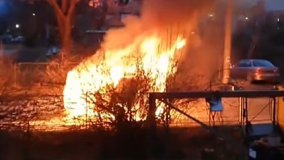 Izgoreo auto u Železniku, spašeni roditelji i deca (VIDEO)