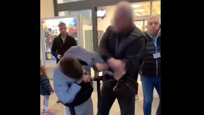Udario dete ispred marketa, pa se pravdao da je bio nervozan (VIDEO)