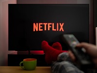 "Bolje da sam gledala u zid"! Gledaoci razočarani najgledanijim filmom na Netfliksu (VIDEO) 