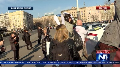 "Zečevi" ispred Skupštine: Bacali kupus na kola poslanika