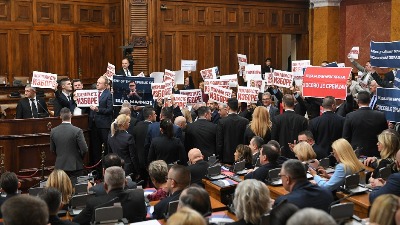 "POKRALI ste izbore": ZVIŽDUCI i transparenti opozicije, konstituisana Skupština (FOTO)