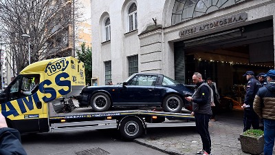 Prinudno iseljenje Muzeja automobila: Ne zna se gde će (FOTO I VIDEO)