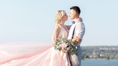 Ako slavite MLADENCE, ovo treba da znate: Običaji koji mladim parovima donose slogu i blagostanje