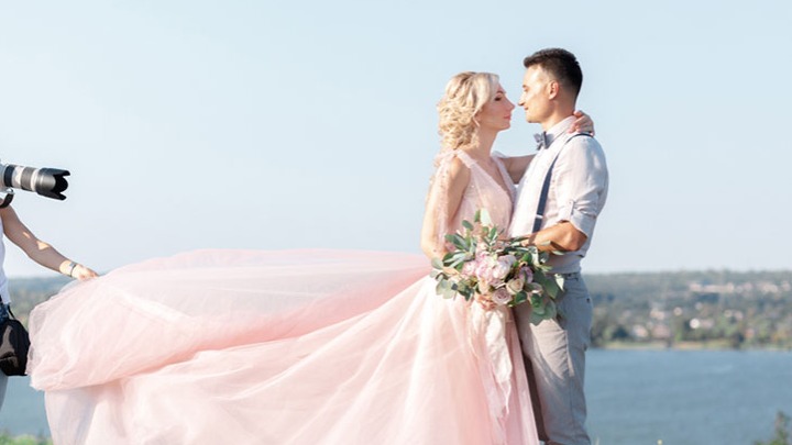 Ako slavite MLADENCE, ovo treba da znate: Običaji koji mladim parovima donose slogu i blagostanje