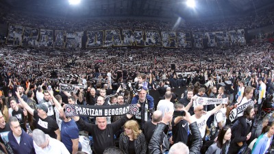 "Sa JNA besplatno u Arenu": KK Partizan časti navijače (FOTO)