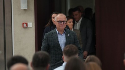 "Da li je Vesić uhapšen zato što ga je bilo najlakše pustiti?" "Da li je Vesić uhapšen zato što ga je bilo najlakše pustiti?"